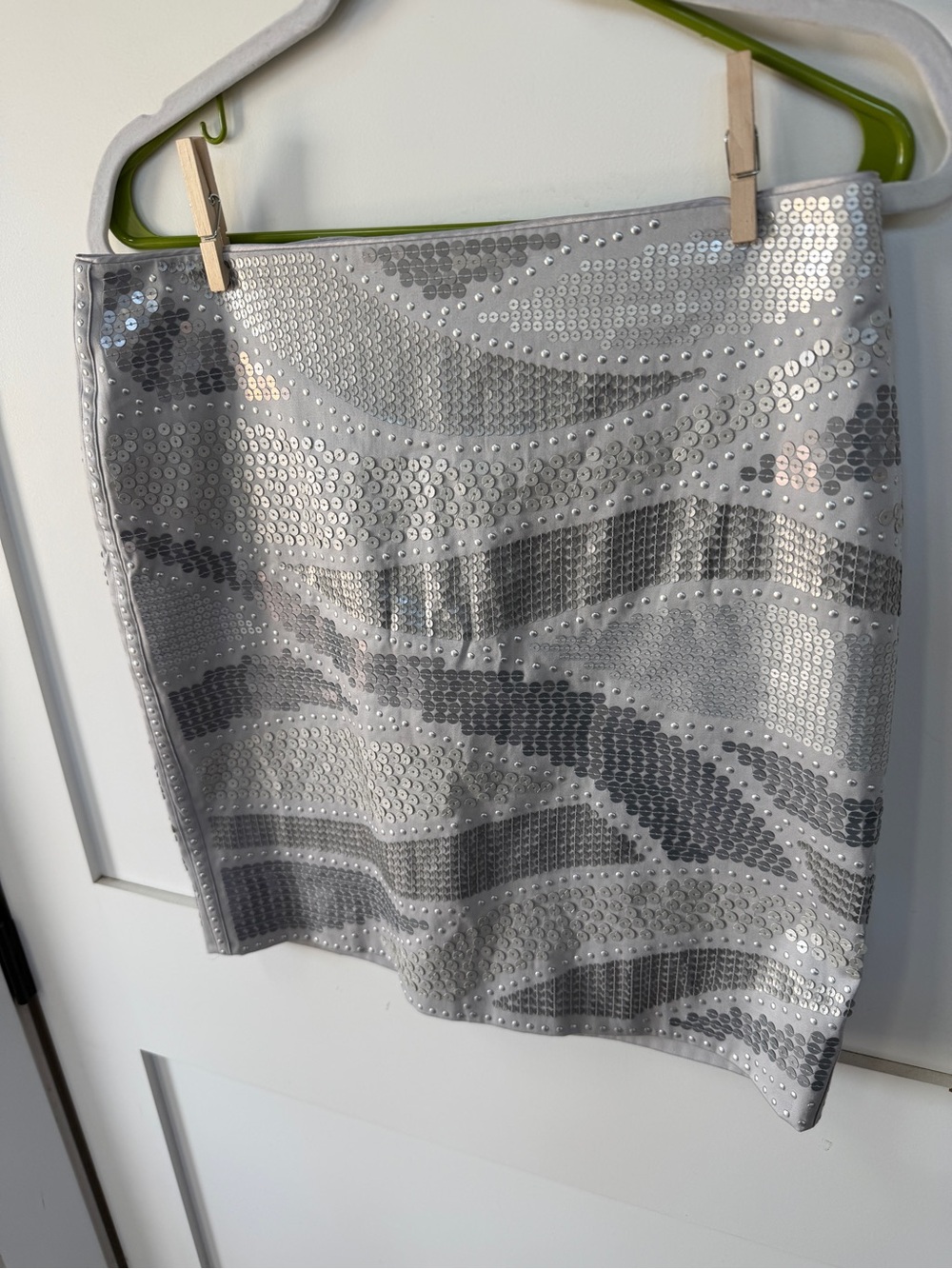 White House Black Market 6 Sequined Silver Mini Skirt - Picture 2 of 10